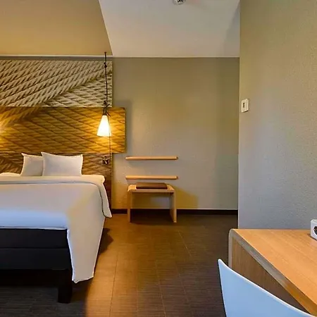 Ibis West Szálloda