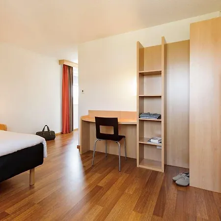 Hotel Ibis West 3*