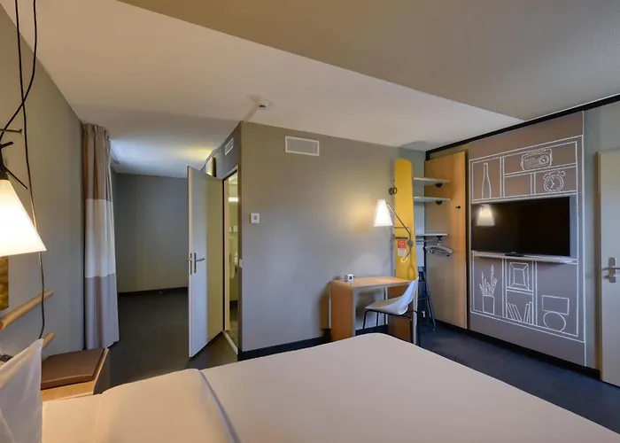 Ibis West 3*