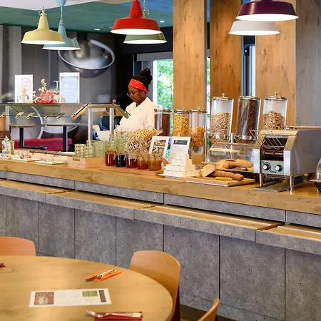 Ibis West Отель